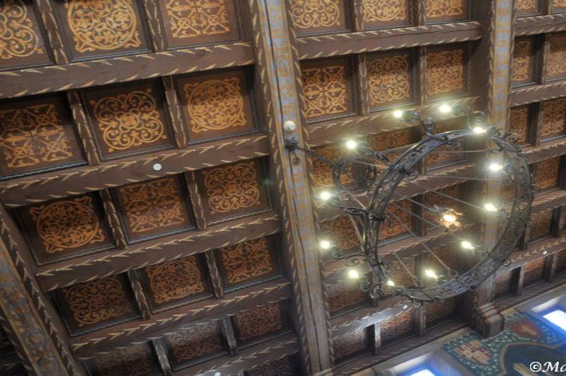 Деревянный потолок с инкрустацией в Castello Di Amorosa, США